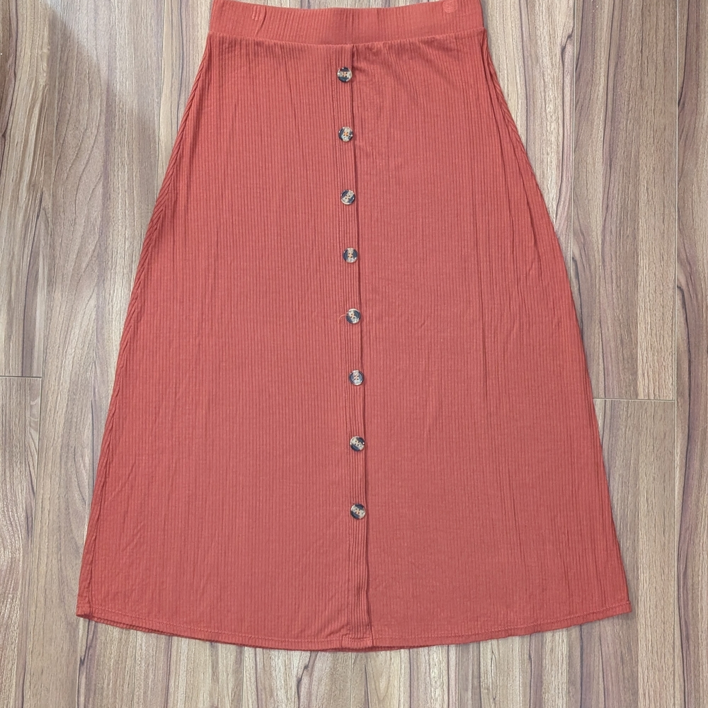 Button-Front Ribbed Midi Skirt in Rust